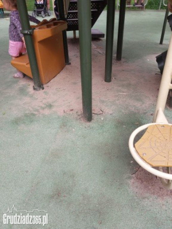 Mieszkańcy Grudziądza alarmują - fatalny stan placu zabaw w Parku Miejskim