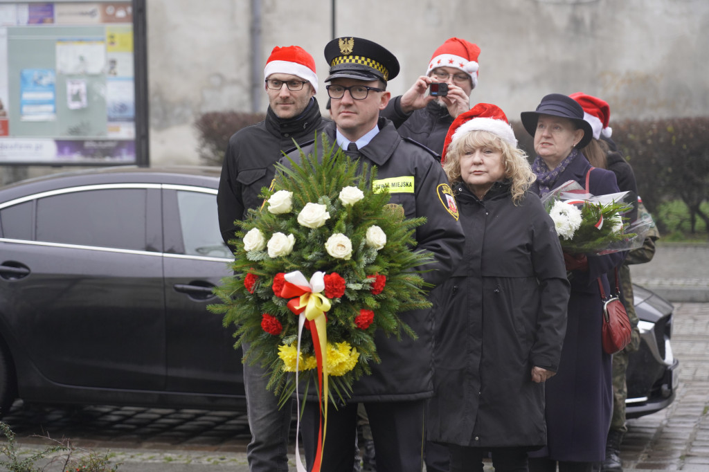 Z okazji imienin kwiaty pod pomnikiem Mikołaja Kopernika w Grudziądzu