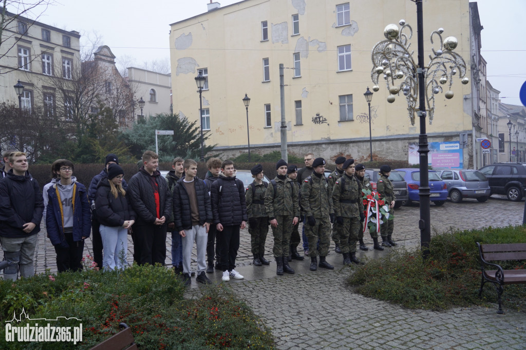 Z okazji imienin kwiaty pod pomnikiem Mikołaja Kopernika w Grudziądzu