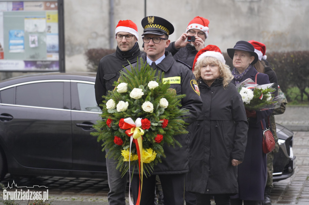 Z okazji imienin kwiaty pod pomnikiem Mikołaja Kopernika w Grudziądzu
