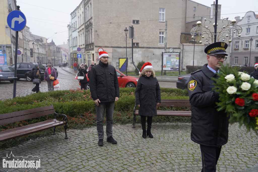 Z okazji imienin kwiaty pod pomnikiem Mikołaja Kopernika w Grudziądzu