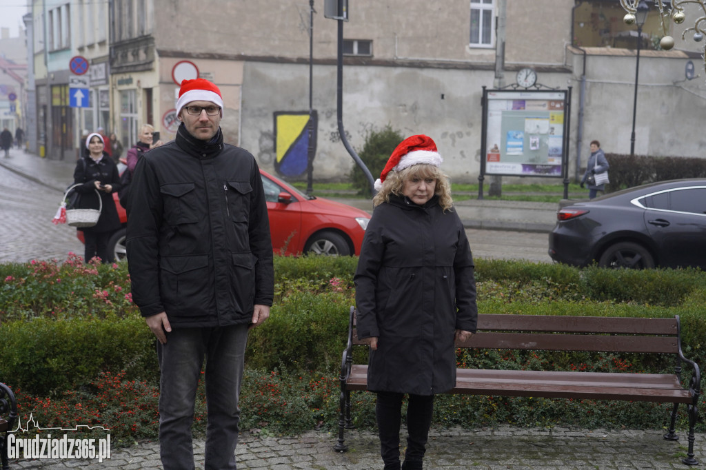 Z okazji imienin kwiaty pod pomnikiem Mikołaja Kopernika w Grudziądzu