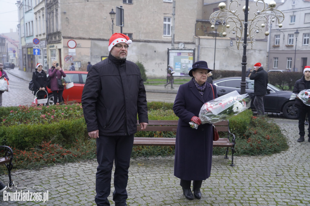 Z okazji imienin kwiaty pod pomnikiem Mikołaja Kopernika w Grudziądzu