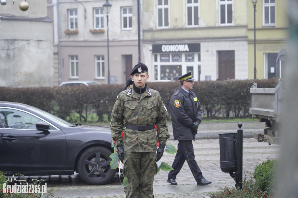 Z okazji imienin kwiaty pod pomnikiem Mikołaja Kopernika w Grudziądzu