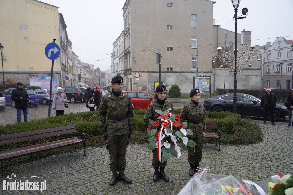Z okazji imienin kwiaty pod pomnikiem Mikołaja Kopernika w Grudziądzu