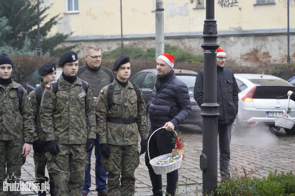 Z okazji imienin kwiaty pod pomnikiem Mikołaja Kopernika w Grudziądzu