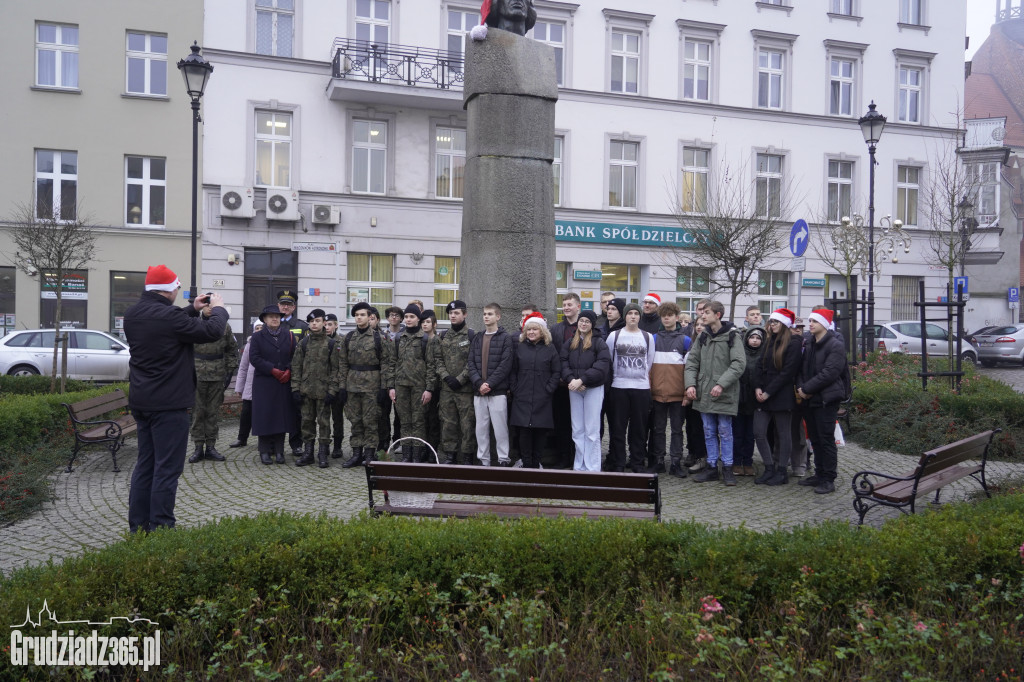Z okazji imienin kwiaty pod pomnikiem Mikołaja Kopernika w Grudziądzu