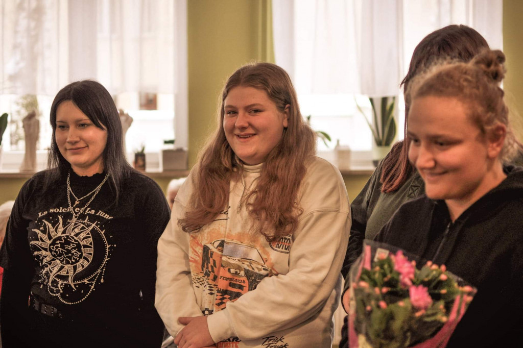 Grupa młodych osób realizuje projekt - Integracja międzypokoleniowa