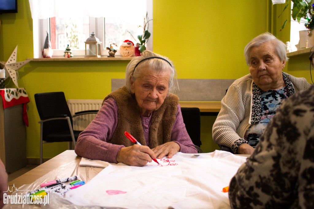 Grupa młodych osób realizuje projekt - Integracja międzypokoleniowa