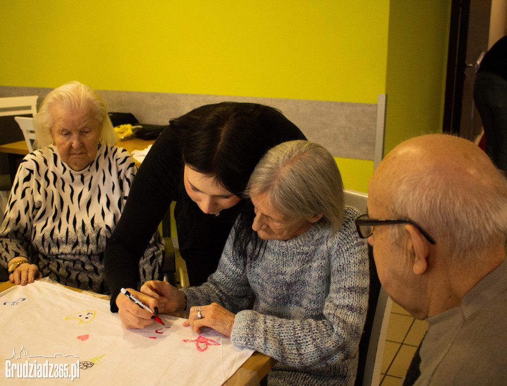 Grupa młodych osób realizuje projekt - Integracja międzypokoleniowa