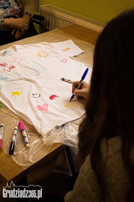 Grupa młodych osób realizuje projekt - Integracja międzypokoleniowa