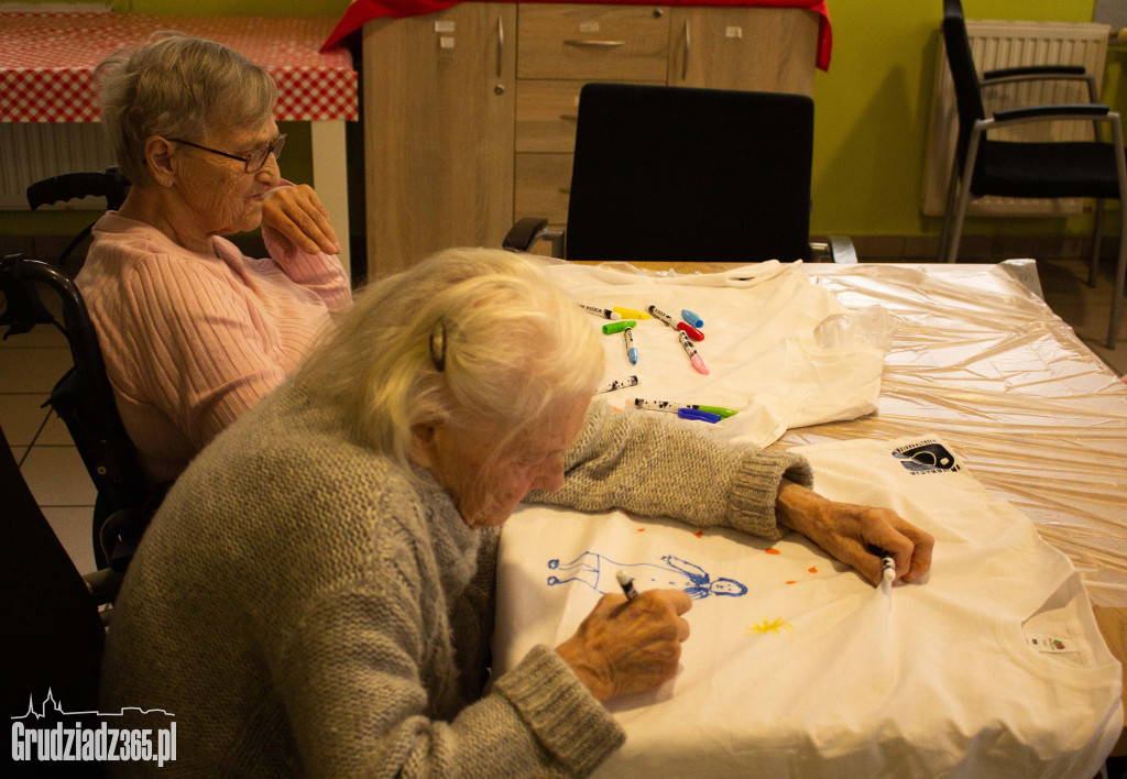 Grupa młodych osób realizuje projekt - Integracja międzypokoleniowa