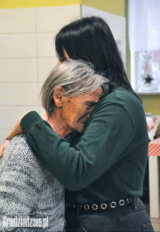 Grupa młodych osób realizuje projekt - Integracja międzypokoleniowa