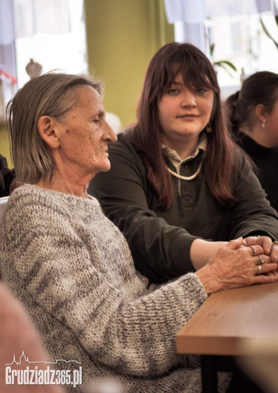 Grupa młodych osób realizuje projekt - Integracja międzypokoleniowa