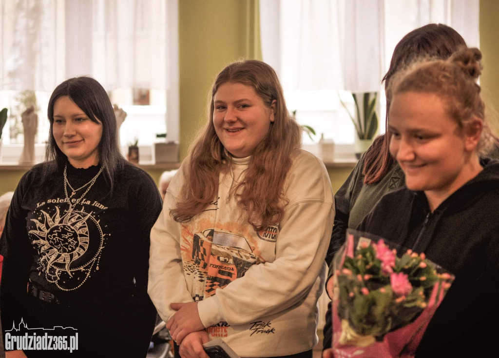 Grupa młodych osób realizuje projekt - Integracja międzypokoleniowa