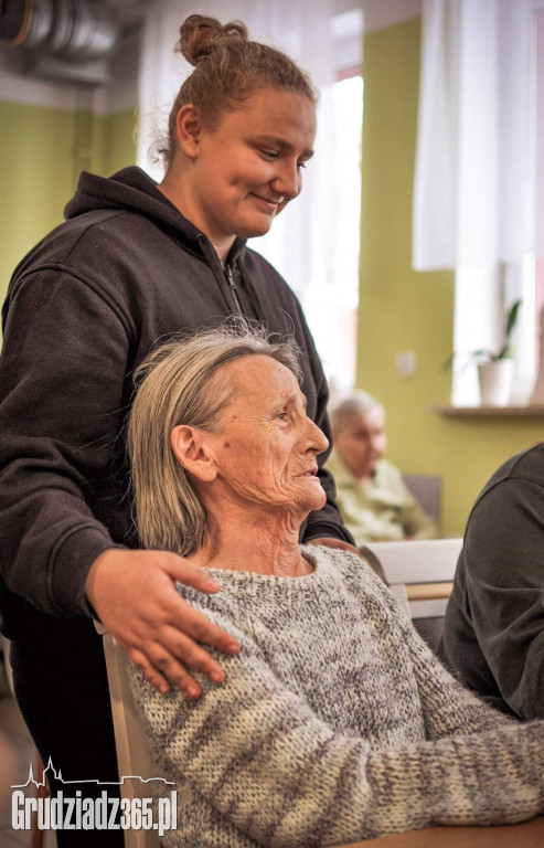 Grupa młodych osób realizuje projekt - Integracja międzypokoleniowa