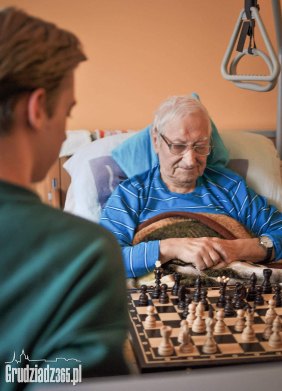 Grupa młodych osób realizuje projekt - Integracja międzypokoleniowa