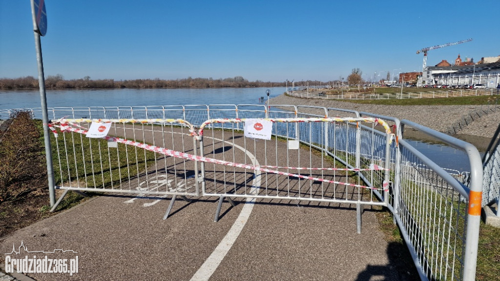 Wysoki stan wody na Wiśle w Grudziądzu. Woda zalewa błonia