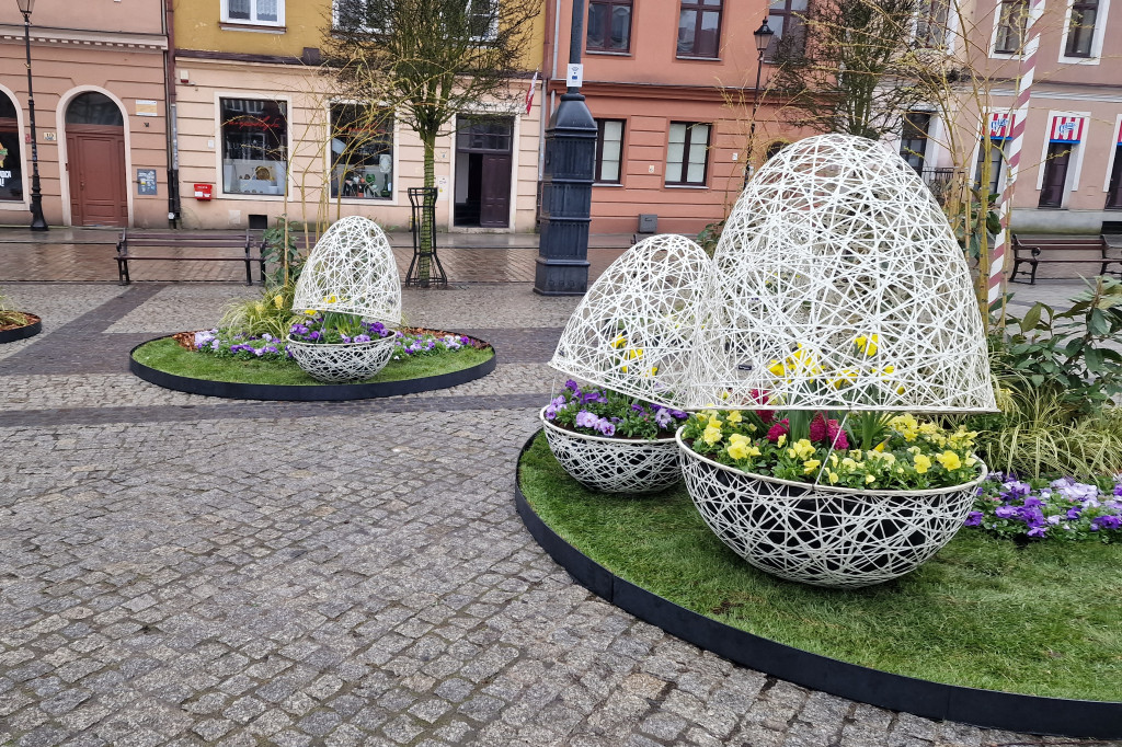 Wielkanocne dekoracje na Rynku w Grudziądzu - foto