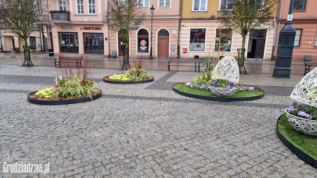 Wielkanocne dekoracje na Rynku w Grudziądzu - foto