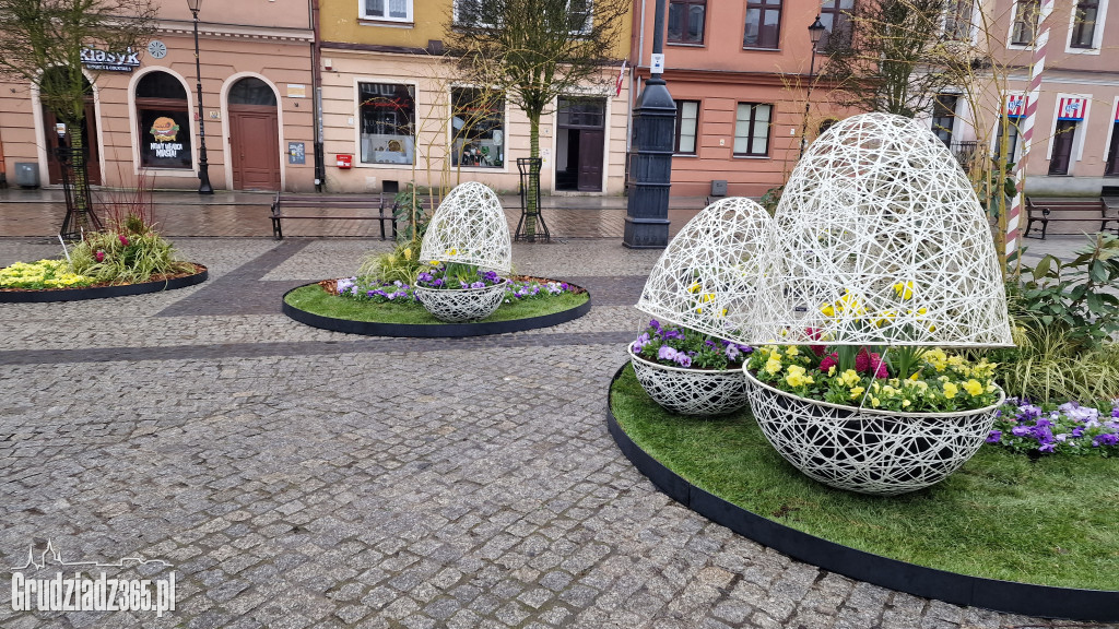 Wielkanocne dekoracje na Rynku w Grudziądzu - foto