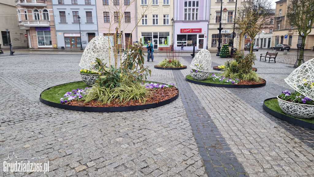 Wielkanocne dekoracje na Rynku w Grudziądzu - foto
