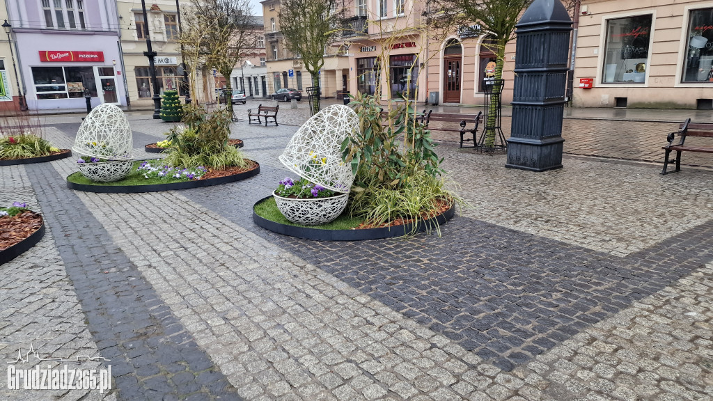 Wielkanocne dekoracje na Rynku w Grudziądzu - foto