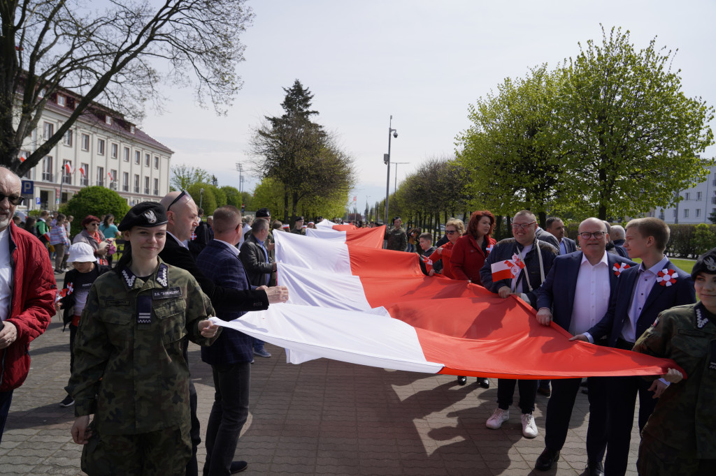 Biało-czerwony marsz z flagą narodową w Grudziądzu