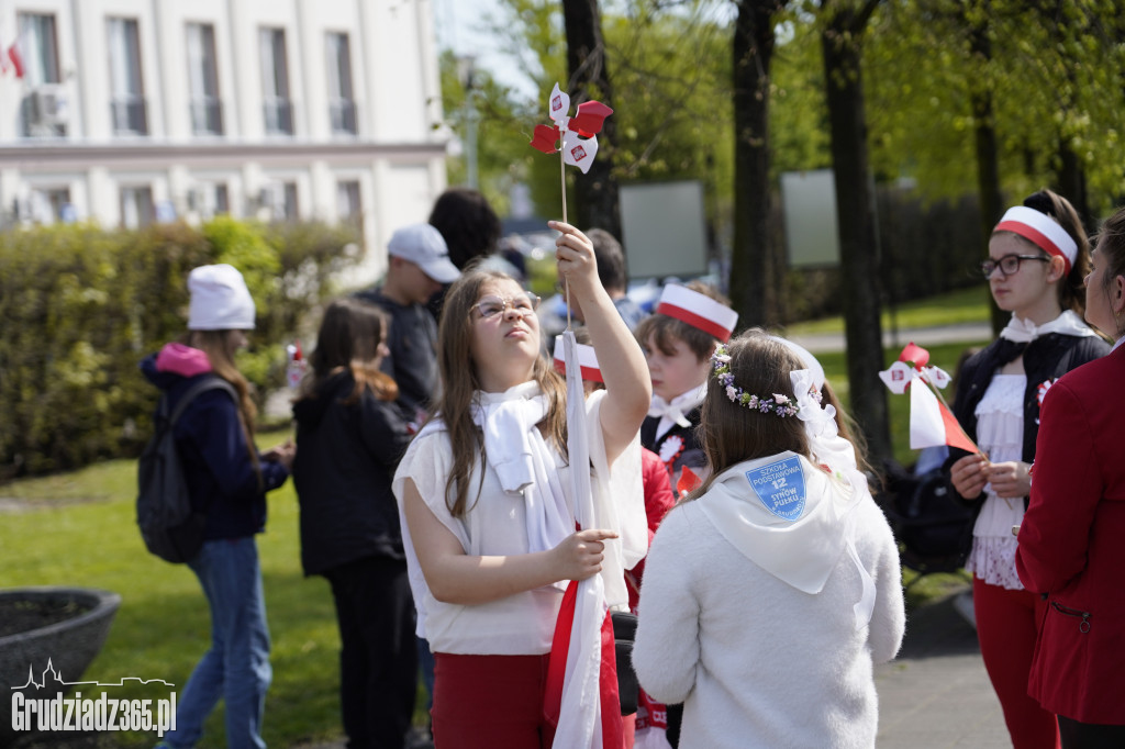 Biało-czerwony marsz z flagą narodową w Grudziądzu