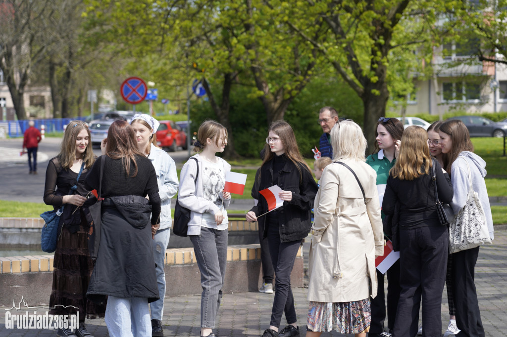 Biało-czerwony marsz z flagą narodową w Grudziądzu