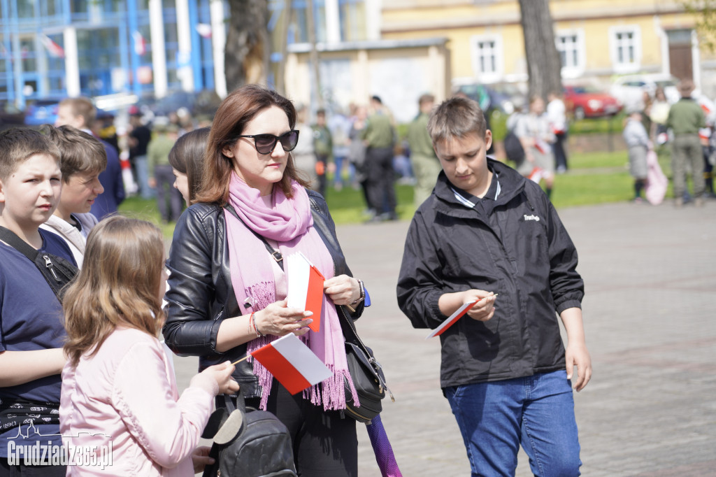 Biało-czerwony marsz z flagą narodową w Grudziądzu