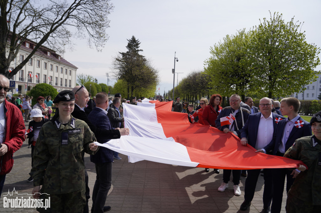 Biało-czerwony marsz z flagą narodową w Grudziądzu