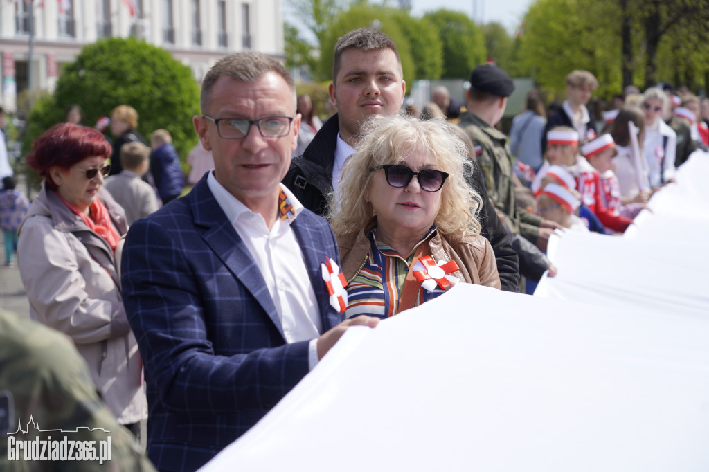 Biało-czerwony marsz z flagą narodową w Grudziądzu