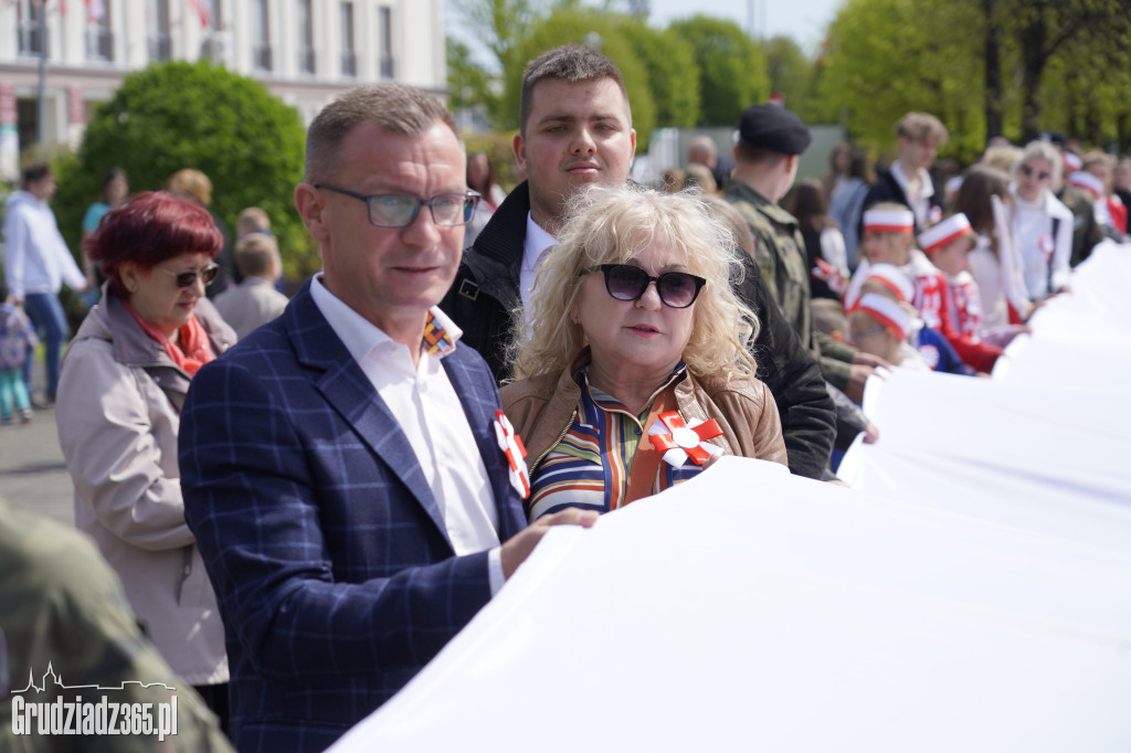 Biało-czerwony marsz z flagą narodową w Grudziądzu