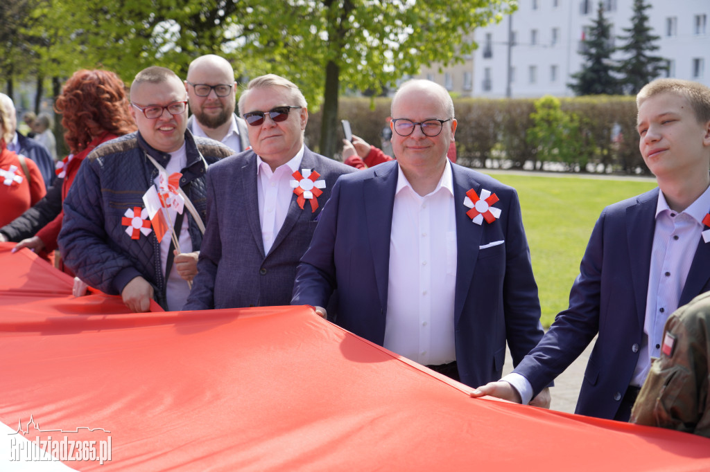 Biało-czerwony marsz z flagą narodową w Grudziądzu