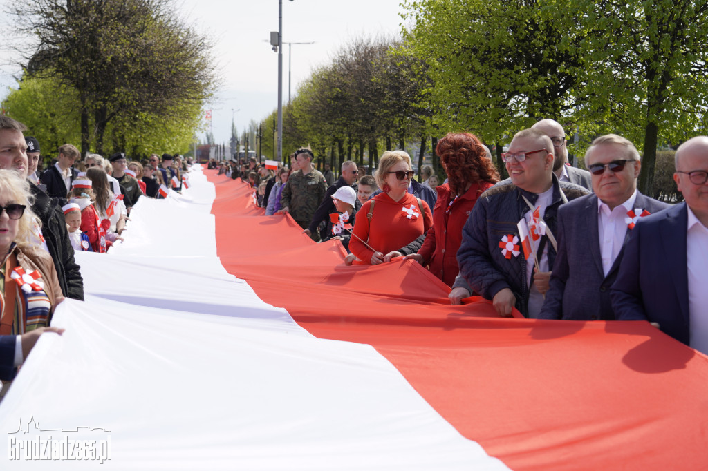 Biało-czerwony marsz z flagą narodową w Grudziądzu