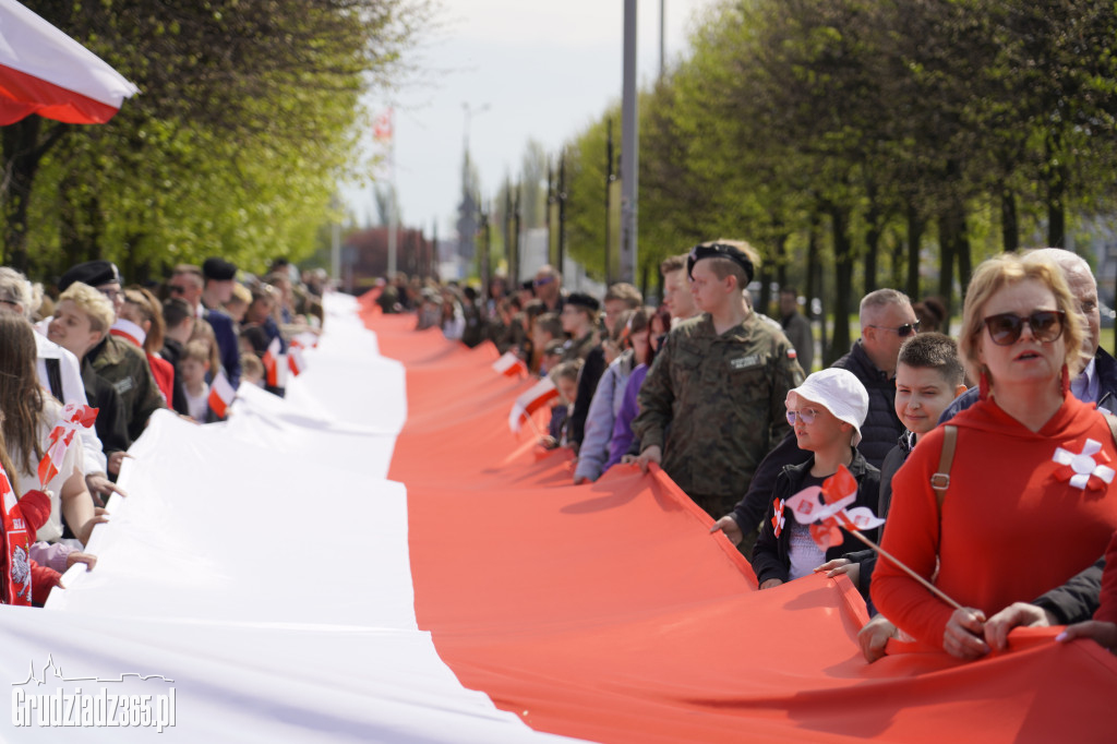 Biało-czerwony marsz z flagą narodową w Grudziądzu