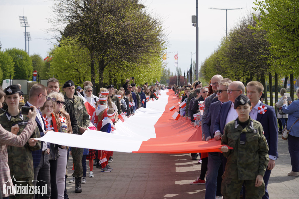 Biało-czerwony marsz z flagą narodową w Grudziądzu