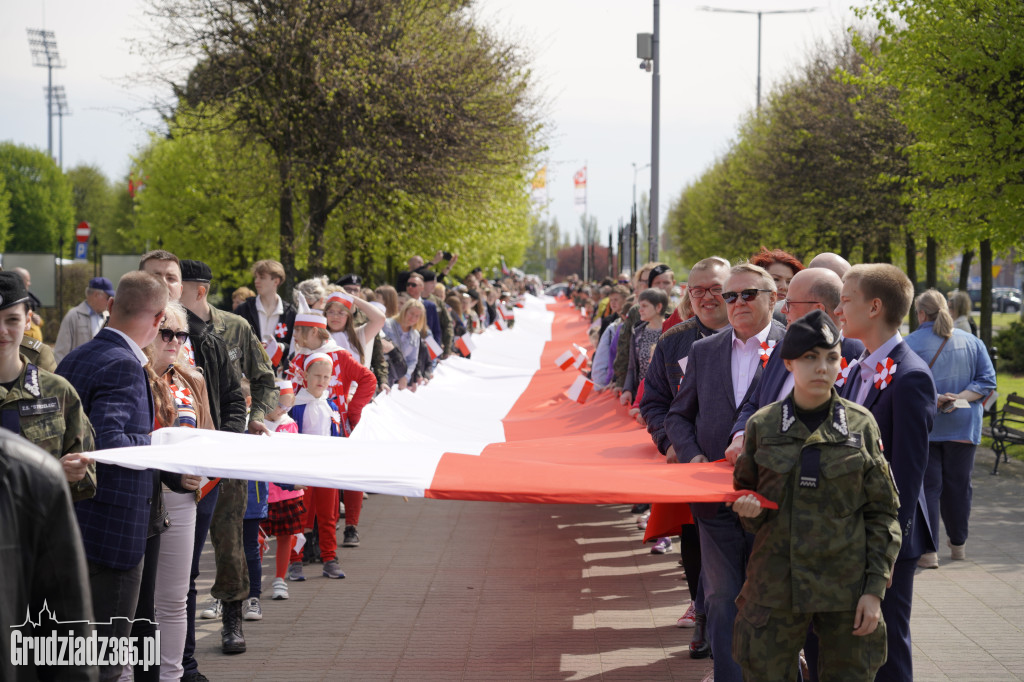 Biało-czerwony marsz z flagą narodową w Grudziądzu