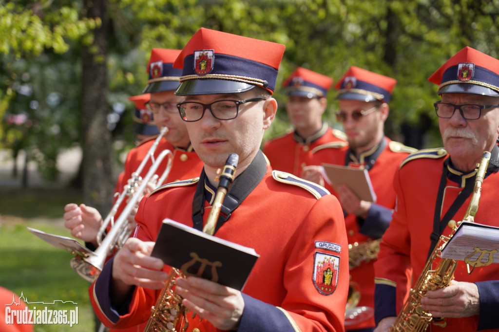 Biało-czerwony marsz z flagą narodową w Grudziądzu