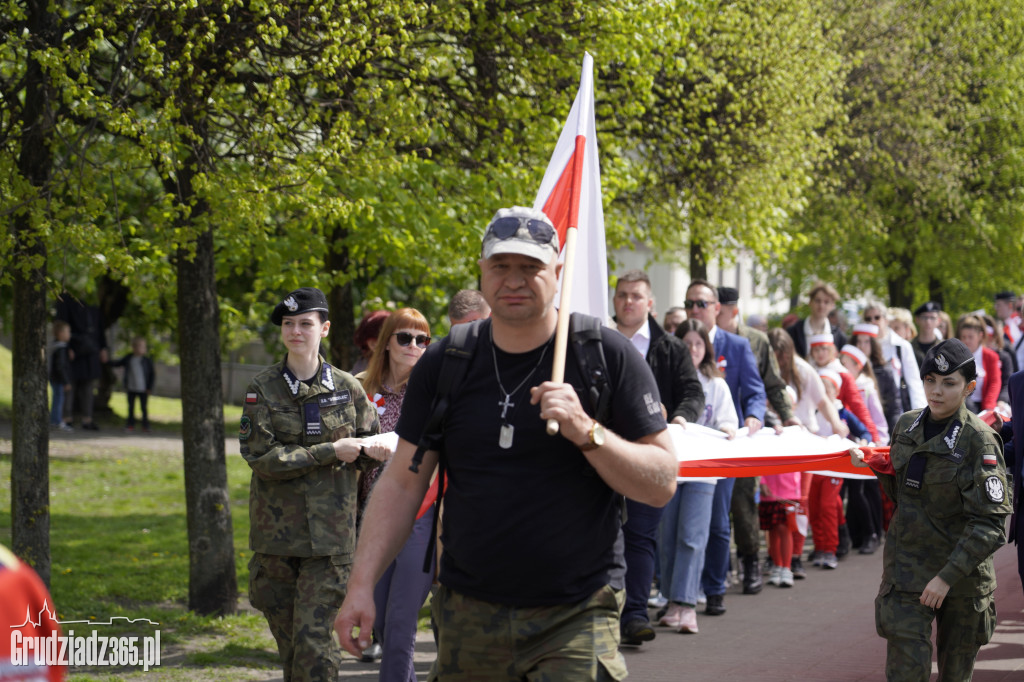 Biało-czerwony marsz z flagą narodową w Grudziądzu