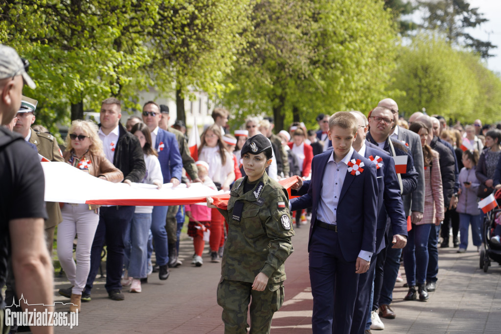 Biało-czerwony marsz z flagą narodową w Grudziądzu