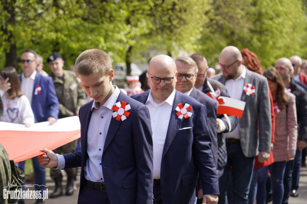 Biało-czerwony marsz z flagą narodową w Grudziądzu