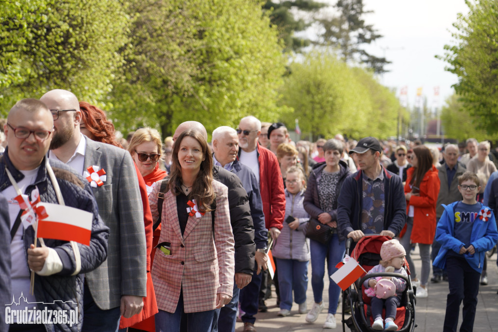 Biało-czerwony marsz z flagą narodową w Grudziądzu