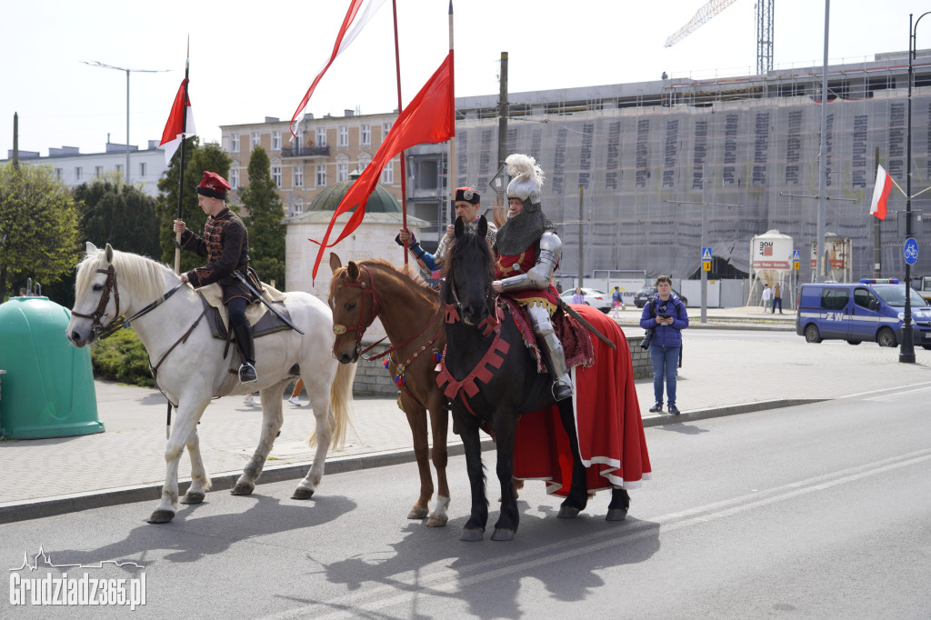 Biało-czerwony marsz z flagą narodową w Grudziądzu