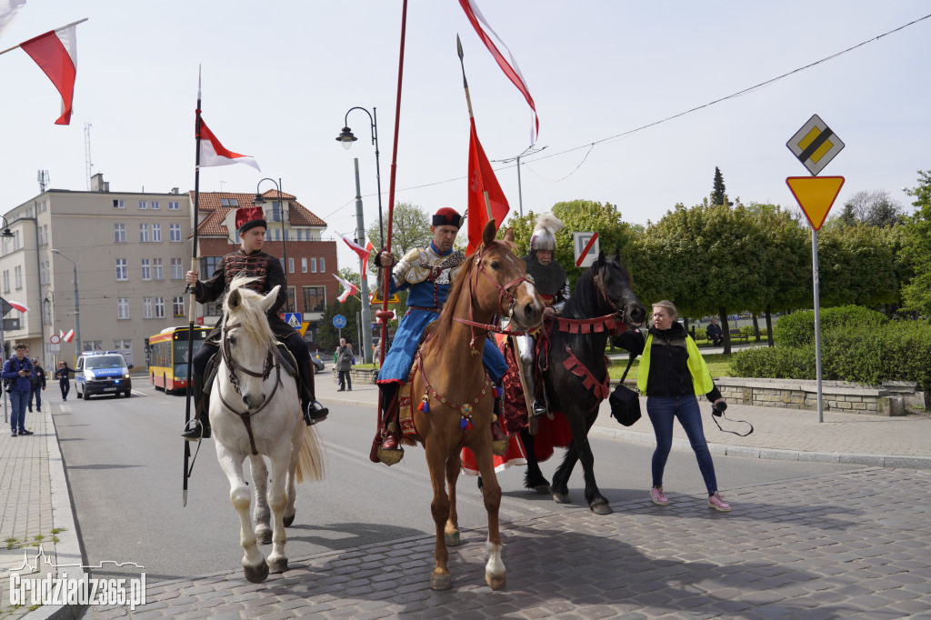 Biało-czerwony marsz z flagą narodową w Grudziądzu