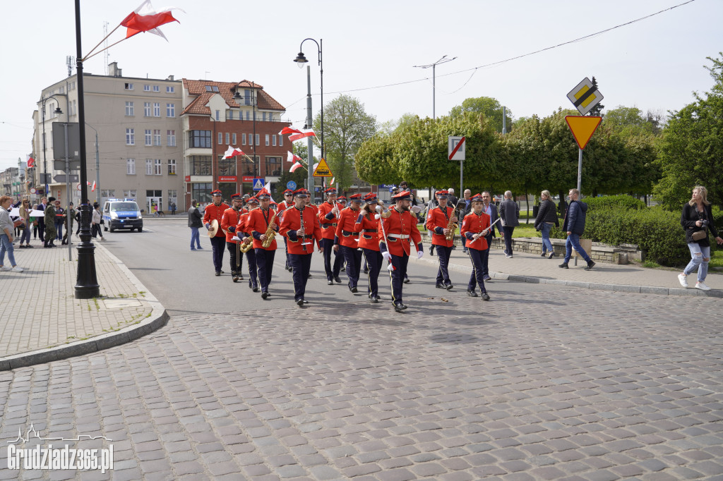 Biało-czerwony marsz z flagą narodową w Grudziądzu