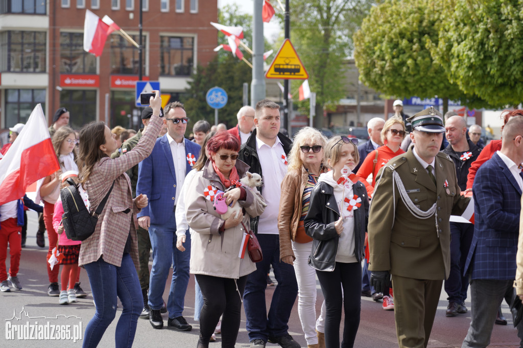 Biało-czerwony marsz z flagą narodową w Grudziądzu