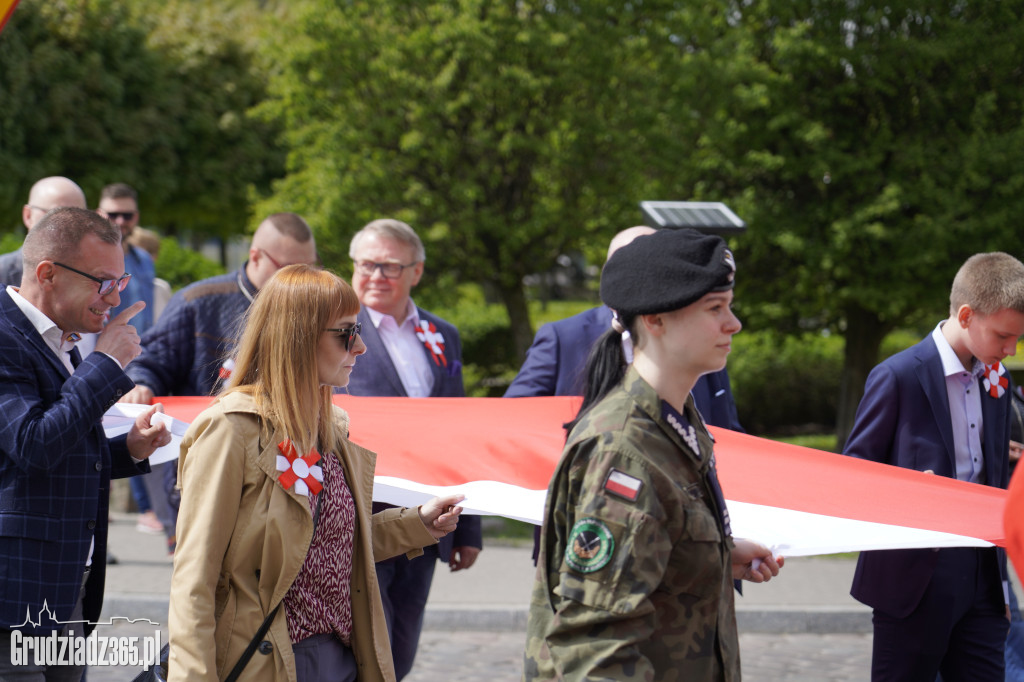 Biało-czerwony marsz z flagą narodową w Grudziądzu