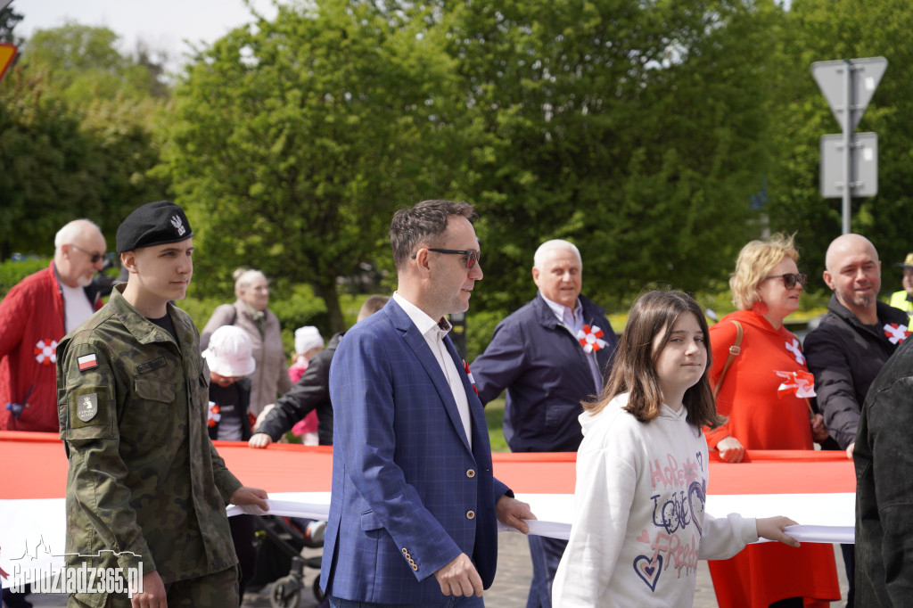 Biało-czerwony marsz z flagą narodową w Grudziądzu